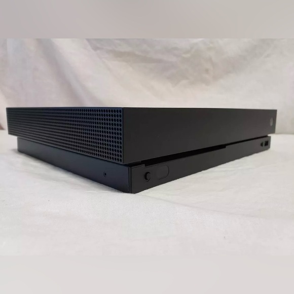 Microsoft XBox One X 1TB Console Video Game System Bundle 4K Ultra HD Black ONEX - Picture 2 of 6